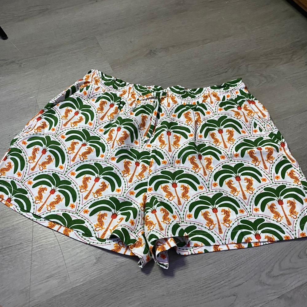 Classic Concepts Shorts Womens XL White Green Leopard Palm Tree Viscose Linen